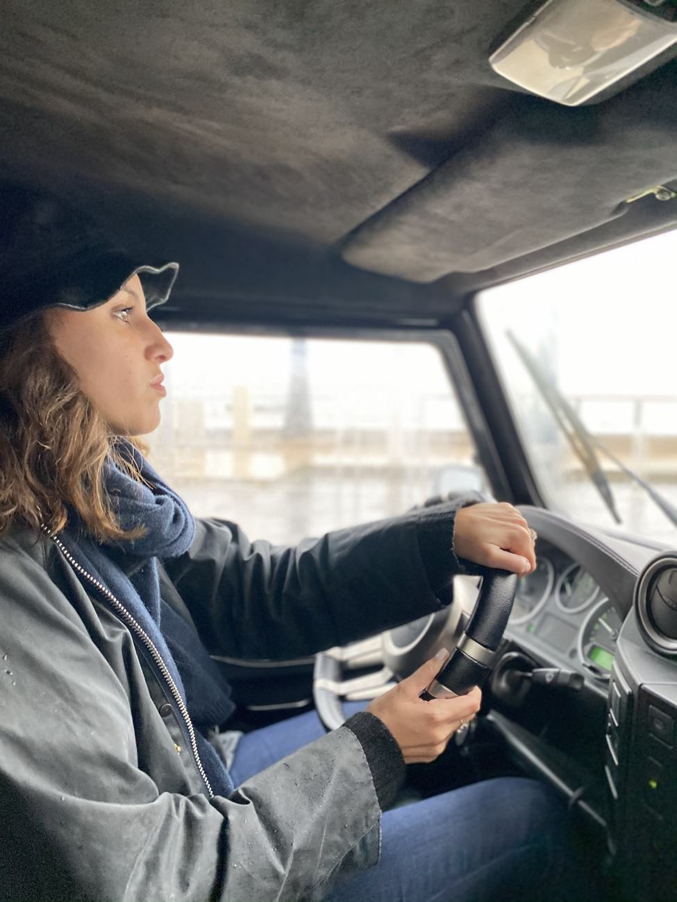 Elle au volant. Concentration maximale.