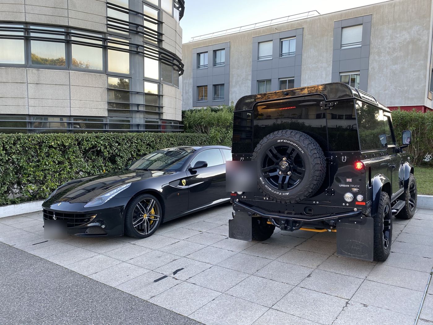 Lui et la Ferrari. Devinez qui a la roue de secours.